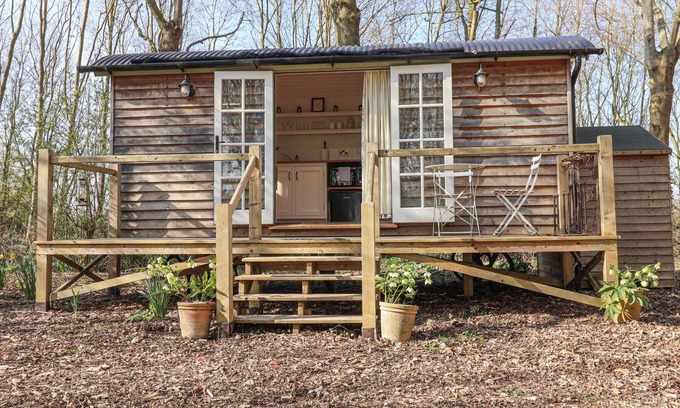 Woodbridge Cottage | WOODLANDS RETREAT SHEPHERD'S HUT, pet friendly in Laxfield
