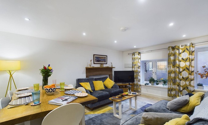 Penrith Cottage | Woodman's Cottage, Penrith - a cottage that sleeps 4 guests in 2 bedrooms