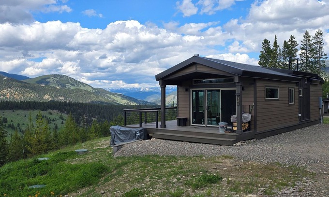 Gallatin Gateway Cabin | Wooly Bear Cabin, Mountain Haven in Big Sky