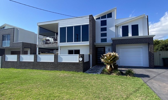 Woonona House | Woonona Beach House a few steps from patrolled beach, parks and cafes
