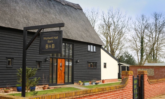 Homersfield Bed & Breakfast | Wortwell Hall Barn