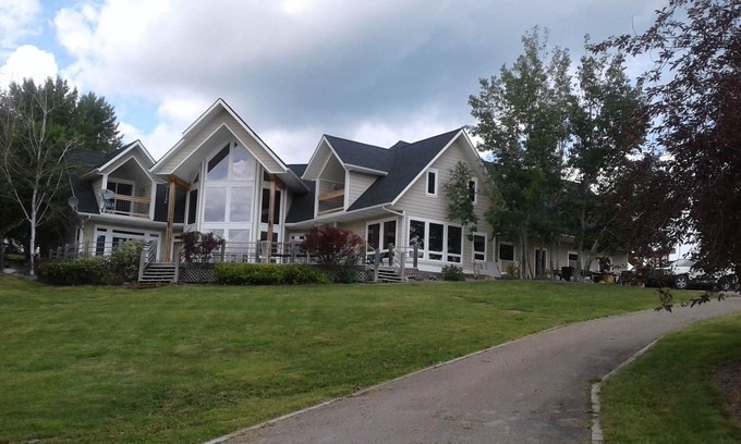 Rocky Point House | "Wow" House, Waterfront, 200' level shoreline