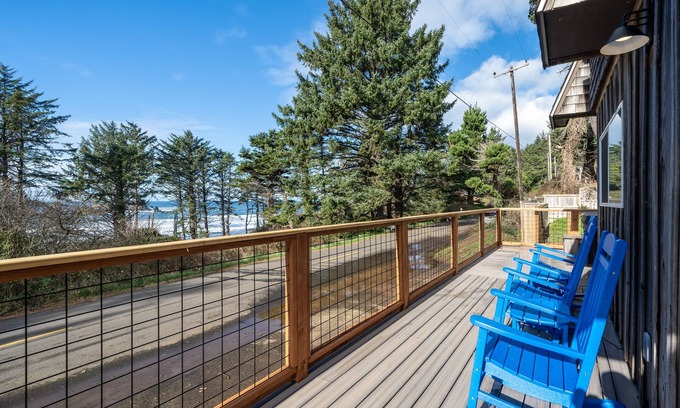 Otter Rock House | Wrap around sunset deck & hot tub! Steps from surf & tidepools too.