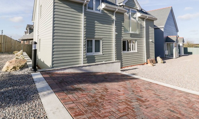 Wadebridge Apartment | WREN, pet friendly, luxury holiday cottage, with a garden in Padstow
