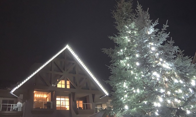 Upper Village Condo | XL Luxury Penthouse. Aspens. Ski-in-out. King. 3hot tubs. Decks. BBQ Nota bene!