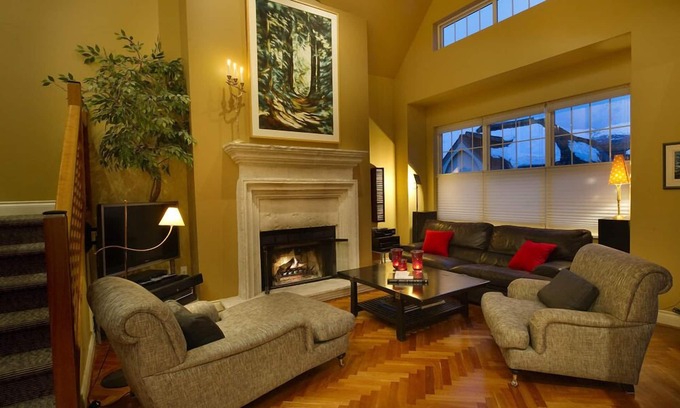 Blueberry Hill Cabin | XMAS/NY avail Epic Home-Stunning Mountain Views-Private Hot tub-Ski in/out park