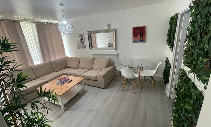 Eltham Apartment | Xtra 1 Bedroom Apartment in London with Wi-Fi