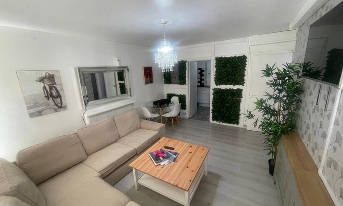 Eltham Apartment | Xtra 2-bedroom apartment with WiFi