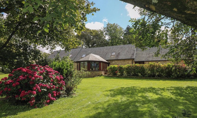 Haverfordwest Cottage | Y BEUDY GARNDEIFOG, pet friendly, with hot tub in Letterston