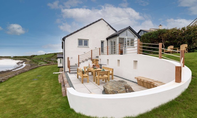 Malltraeth House | Y Cei: 4‑Bed Beach House Sleeping 8 in Aberffraw | Managed by Anglesey Holiday Lettings