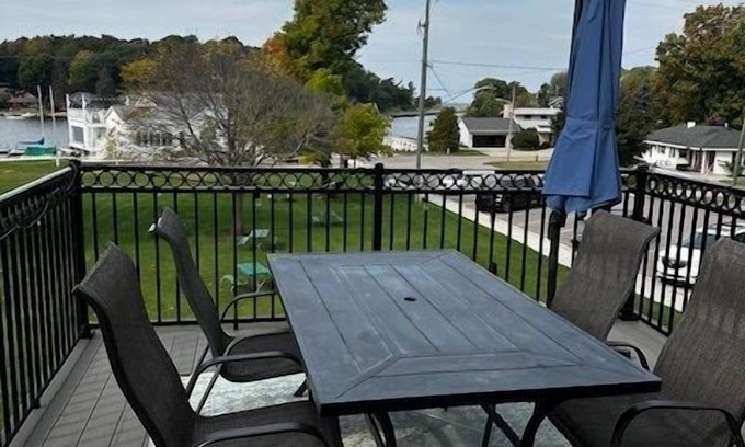 Pentwater Apartment | Yacht View Overlooking Pentwater Lake