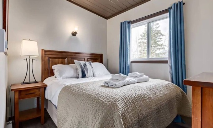 Dead Man's Flats Condo | Yam 22 - Upper 1 Bedroom Queen