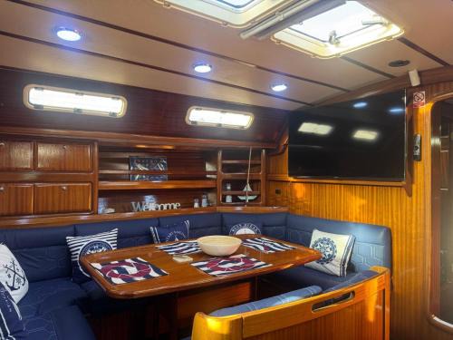 Lomo Quiebre Boat Rental | Yate Rock & Roll