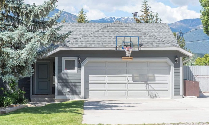 East Kootenay Cabin | Year-Round Getaway in Windermere B.C. - Enjoy the Lake and Mountains!