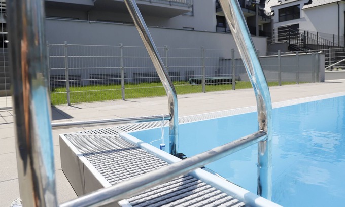 Donaustadt Apartment | Yellow Flower Apartment with Pool - 5 min to Lake