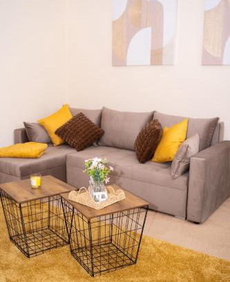 Swindon Apartment | Yellow Haven spacious quiet free parking sleeps 7