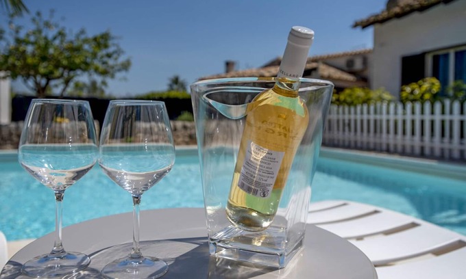 Marina di Ragusa Villa | Yellow villa with lawn and use of swimming pool and jacuzzi only 300 meters from the sea