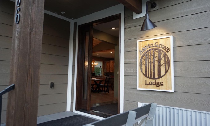 Lazy Acres House | Yellowstone cabin + Hot tub + Fire pit + Heated garage + 3 On-suite bedrooms