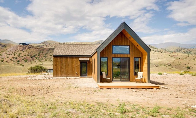 Emigrant House | Yellowstone Prairie Retreat 360 Mountain Views!