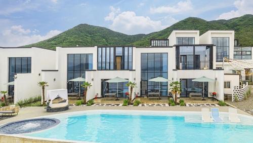 Dolsan-eup House | Yeosu Cave Pool Villa