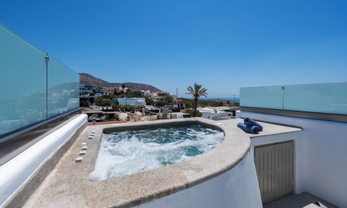 Megalochori Villa | Yiota Collection 4 Suites & 4 Prive Jacuzzi