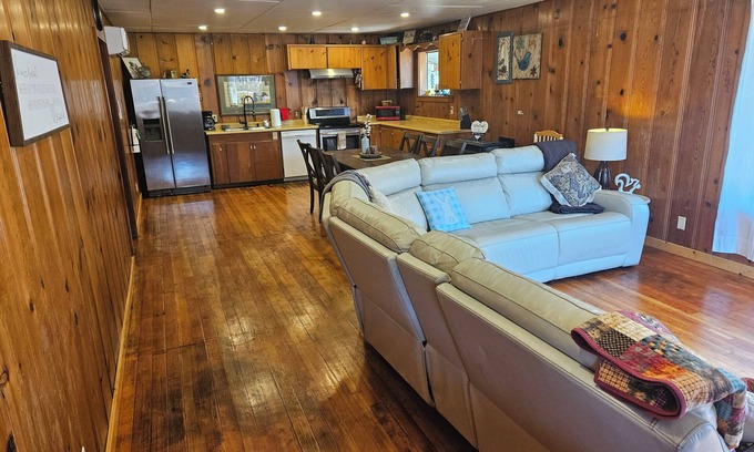 Mariposa House | Yosemite Nest: Refreshed Vintage Retreat conveniently located near Yosemite NP
