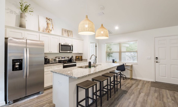 Dunnellon House | Your Family Escape! Sleeps 8, Backyard w/ Firepit
