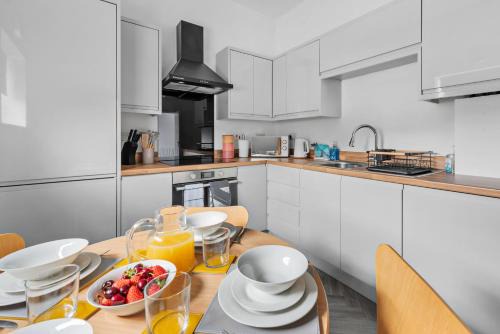 Spetchley Apartment | Your Group Base 3 Modern Flats Sleeps 4 to 12 Near Malvern