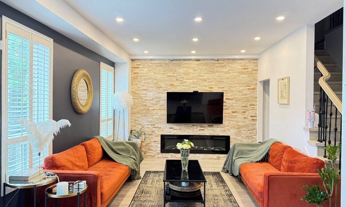 Churchill Meadows House | YOUR HOME AWAY FROM HOME.Best Family Neighourhood, Close to all Attraction