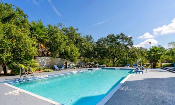 Baymeadows House | Your Home Away From Home! 3 Relaxing Units, Free Parking & Breakfast, Pool