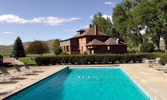 Ucross House | Your Home Away from Home! Onsite Bar, Outdoor Pool, Free Parking and Breakfast!