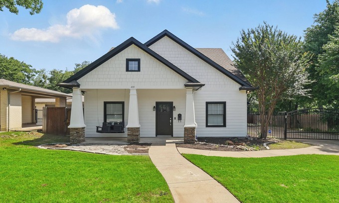 Historic Downtown Grapevine House | Your home away from home