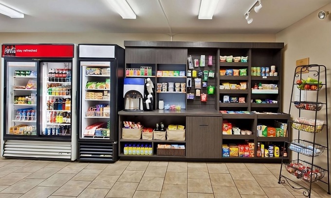 Tempe Hotel | Your Home Away from Home in Tempe! 2 Relaxing Units, Kitchen, Pool, Pets Allowed
