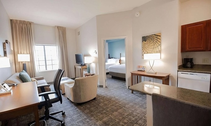 Highlands - Perkins Resort | Your Home in Baton Rouge! Comes with Free Breakfast & Parking! W/Pool Onsite!