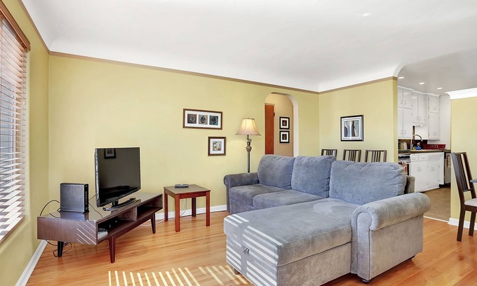Highland Business House | Your home in Nob Hill, Explore Route 66 fun & adventure 2 beds, 1 bath, walkable