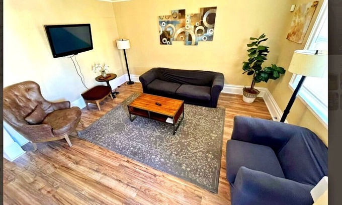 Ralph Bunche House | Your home minutes to Downtown