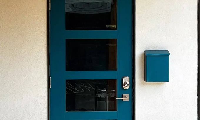 Kensington Apartment | Your Kensington Home for Stampede or Folk Fest! Sleeps 6.