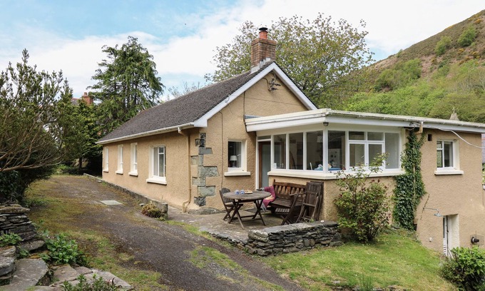 Llangranog Cottage | YR ODYN, pet friendly, country holiday cottage in Llangrannog