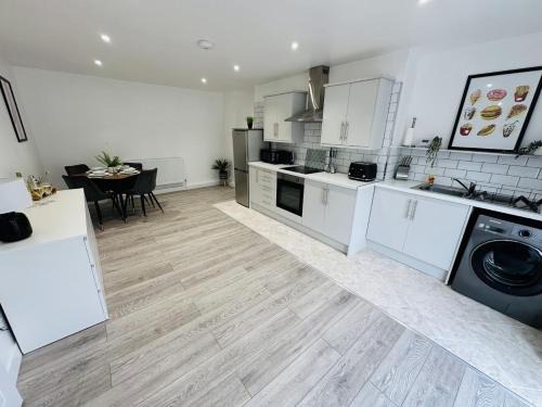 St. Thomas Apartment | Ysgol Corner by PJ Stays