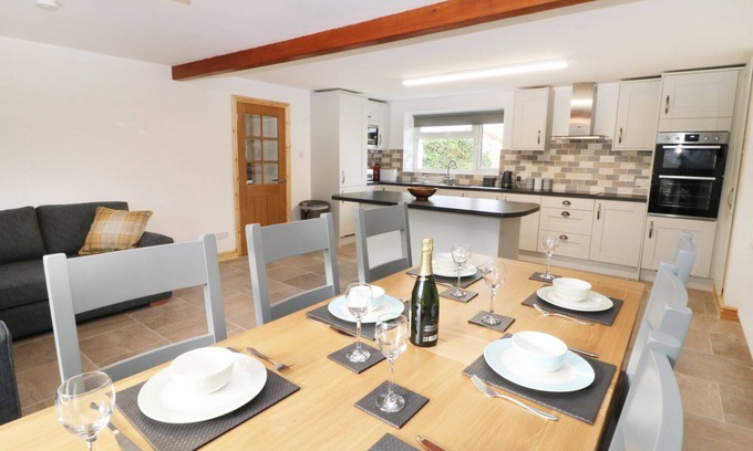 Dinas Cottage | YSGUBOR FAWR, pet friendly, country holiday cottage in Llandwrog