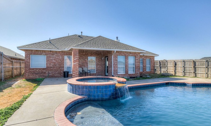 Yukon House | Yukon Finest Frontier House with Spa and Pool Minutes from Bricktown
