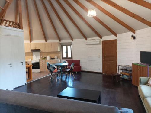 Istiaia-Aidipsos Apartment | yurt experience