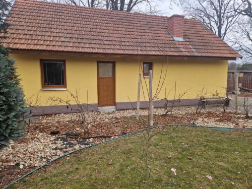 Golcuv Jenikov Apartment | Zahradní domek