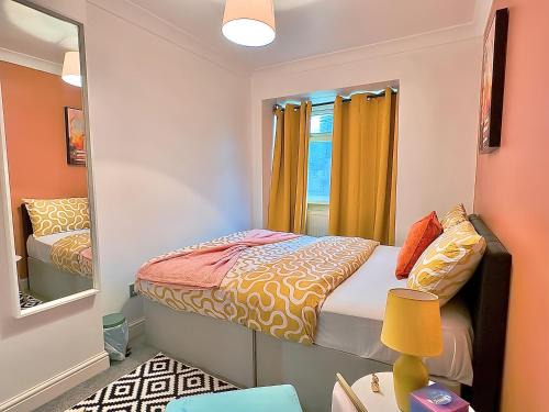 Portsmouth Apartment | Zayd - Cozy Garden, Gunwharf Quays, Portsmouth Harbour Train Station, Close parking, Sleeps 1-8 Comfortably