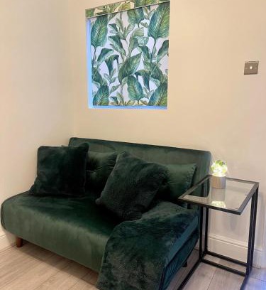 Watford Apartment | Zen Garden Hideaway. Close to Harry Potter&trains.