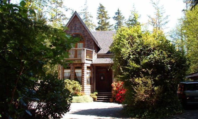 Tofino House | Zoe's at North Beach - Across the road from North Chesterman beach!