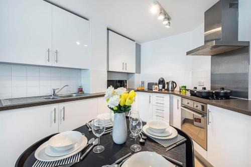 Vauxhall Apartment | Zone 1 , 2 Bed Apt , Tube Station 2 Mins Walk , Ideal For Leisure , Families , Contractors Stays , Weekly Offers , Sleeps 4