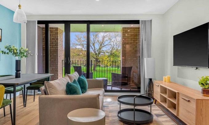 Kilburn Apartment | Zone 2 Modern Two-bed Apt with Balcony/Park Views