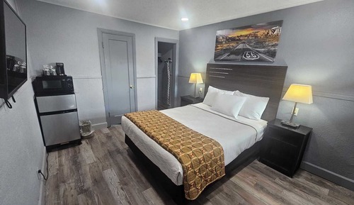 Basic Room, 1 Queen Bed, Non Smoking