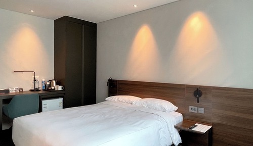 [Traveler PKG] Superior City View Random Bed Type (Twin or Queen) + Carrier Pouch